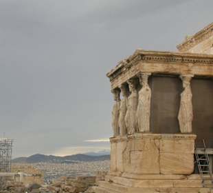 Cariatidi col brutto tempo