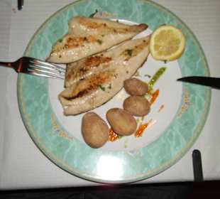 Fischfilet auf großem Teller