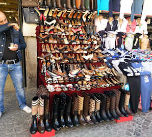 Stände vor den Hallen