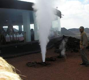 Wasser kommt als Dampfgeisir retour