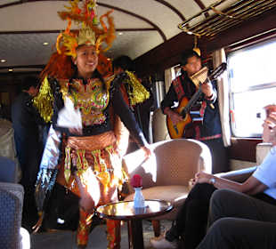 Musik mit Folkloretanz im Barwagen