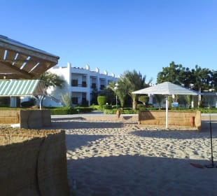Hotelanlage: Blick vom Strand auf die Zimmer