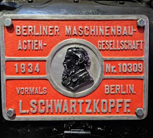 Firmen- und Typenschild an der Lok