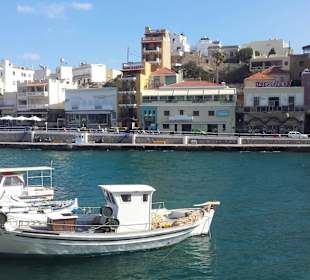 Schöne, bunte Häuser in Agios Nikolaos