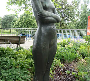 Ute: Plastik einer jungen Frau