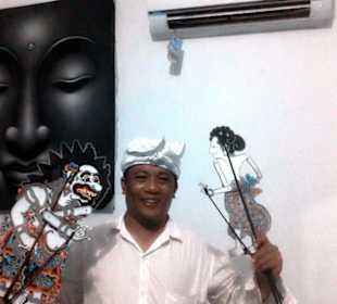 Wayan sucht Figuren fürs Schattenspiel