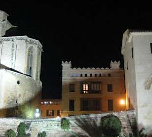 Links der Hintern der Kathedrale