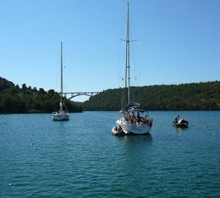Krka-Fluss öffnet sich zum Meer.