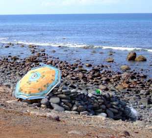 Idyllische Einsamkeit wenigstens am Steinstrand