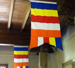 Fahnen im Tempel mit den heiligen Farben