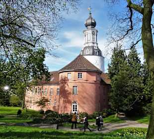 Frühlingsspaziergang durch den Park des Schlosses