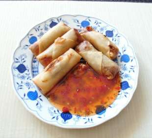 Frühlingsrollen mit Chilisauce