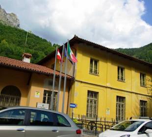 Ital. Seite vor dem Eingang schon Kanonen