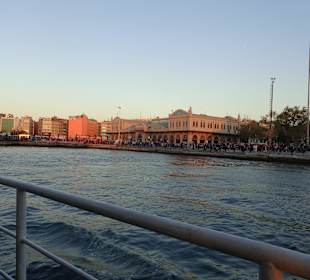 Blick auf den Hafen von der Fähre