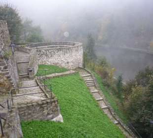 Teilansicht von Burg und Fluß