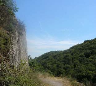 Entlang an der Felswand