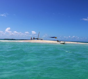 Sandbank die durch die Flut geschrumpft ist 