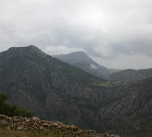Ganz oben die Berge entlang des Stausee