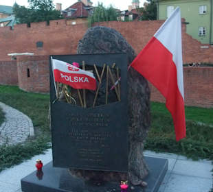 Pomnik upamiętanijący tragedię w Katyniu