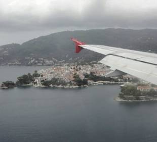 Landeanflug - Megali Ammos und Skiathos Town