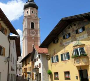 Idyllischer Blick auf die Pfarrkirche