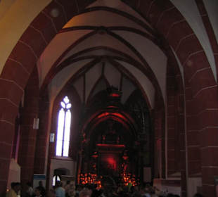 Die Markuskirche mit Rosen geschmückt