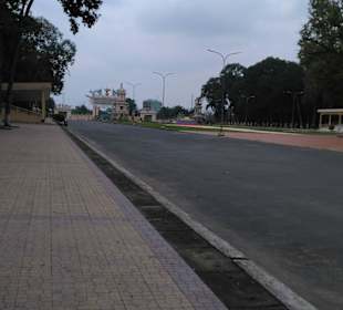 Straße vor dem Tempel