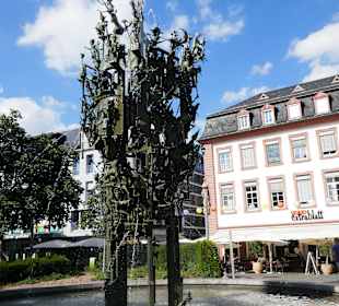 Am Fastnachtsbrunnen ist der Schillerplatz
