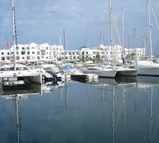 Blick auf Hafen und Boote