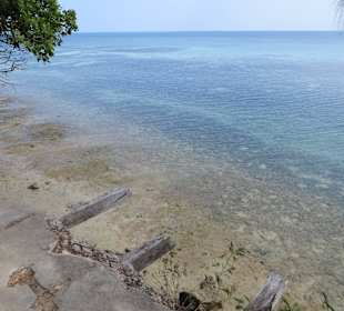Ausblick aus dem alten zerörten Gefängnismauernst
