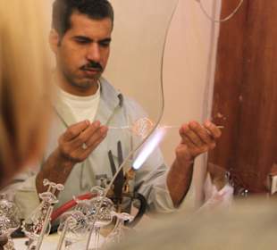 Glasbläser in Parfümfabrik
