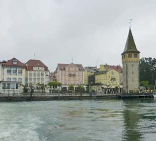 Blick über den Hafen zum Mangturm und Promenade