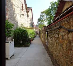 Gang zur nächsten Lagerhalle