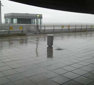 Besucherterrasse im Regen