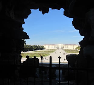 Schloss Schönbrunn vom Neptunbrunnen aus