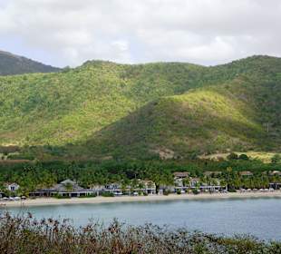Blick von einem Aussichtspunkt auf das Meer