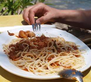 Selbstgemachte Soße und leckere Nudeln
