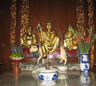 Ein Altar mit goldenen Figuren im ...