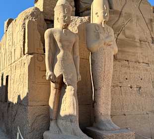 Die Statuen sind aus einem Granitstein