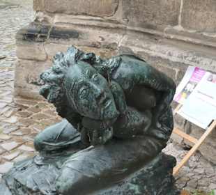 Plastik Mutter mit Kind vor dem Hauptportal