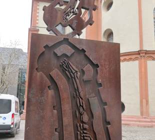Die Stahlskulptur Auferstehender und Fallender