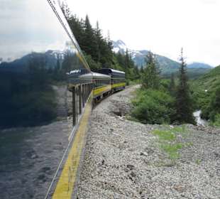 Mit der Train in der Natur Alaskas