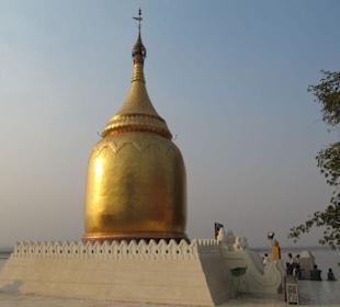Leuchtend goldene Pagode am Fluss