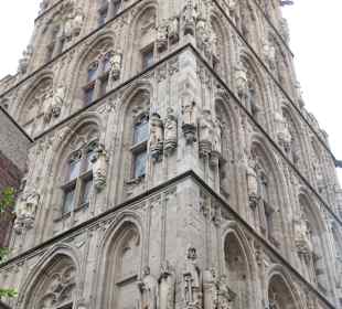 Beim historischen Rathaus von Köln