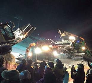 Ski Show mit Feuerwerk und Pistenraupen. Gigantisch