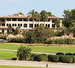 Blick vom Golfplatz auf das Hotel.