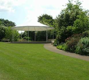 Pavillon in Grünanlage
