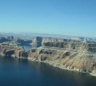 Blick vom Flugzeug auf den Stausee