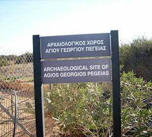 Hinweisschild auf die Kirche