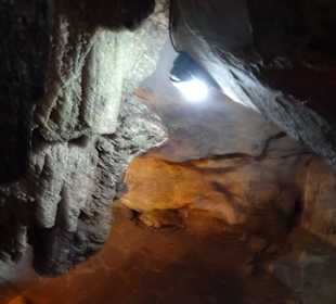 Verschieden Steinformationen in der Höhle